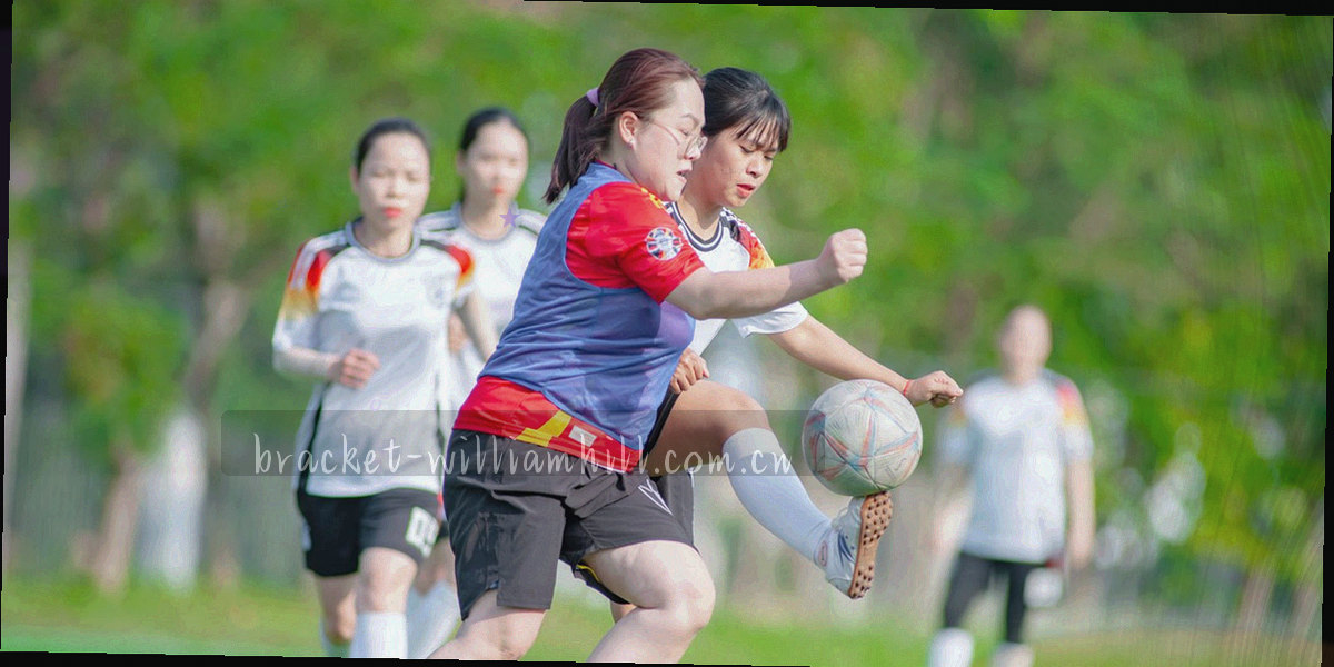 暖纸底色上由粗线条与几何块面组合而成的抽象图形